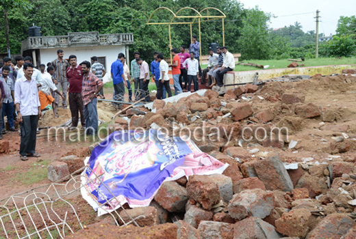 MCC demolishes  Ganeshotsava Samithi bldg 